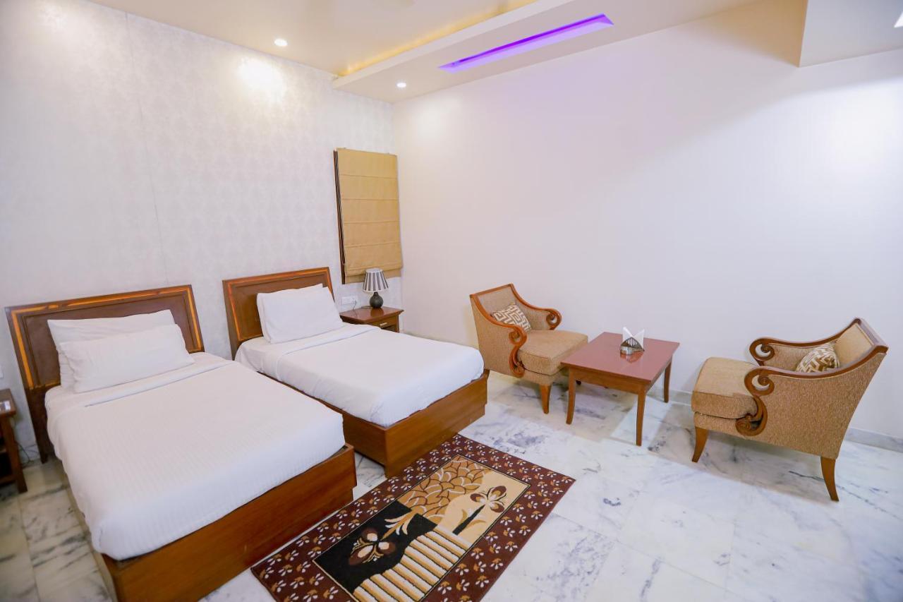 Hotel Leela Grande Карнал Екстер'єр фото