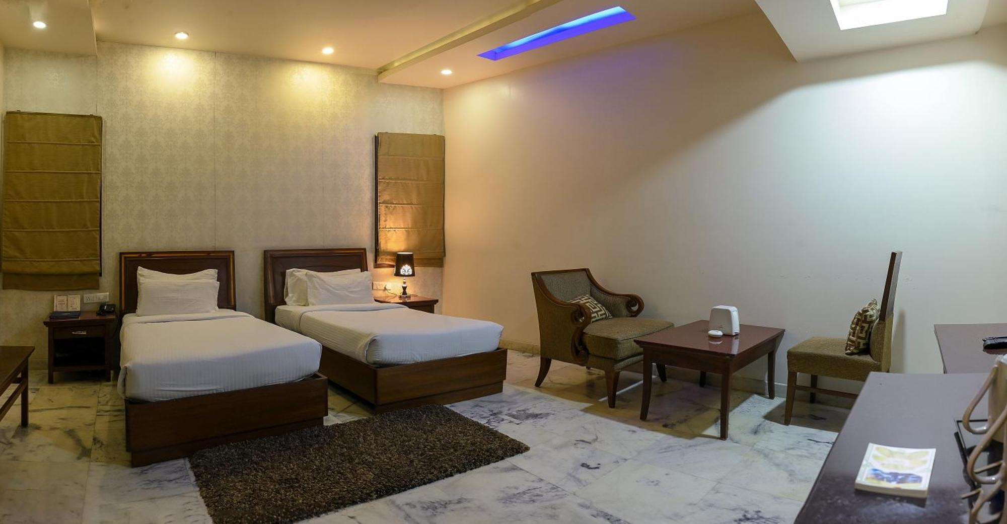 Hotel Leela Grande Карнал Екстер'єр фото