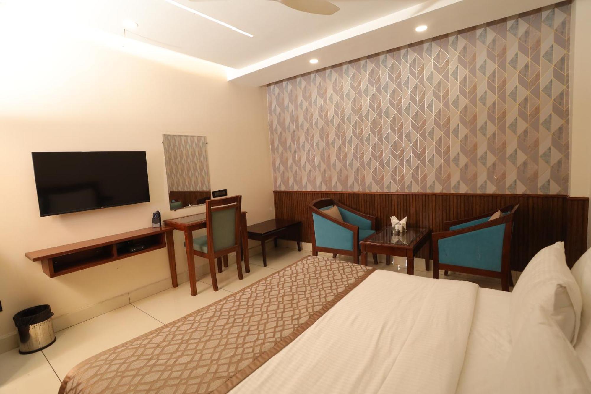 Hotel Leela Grande Карнал Екстер'єр фото